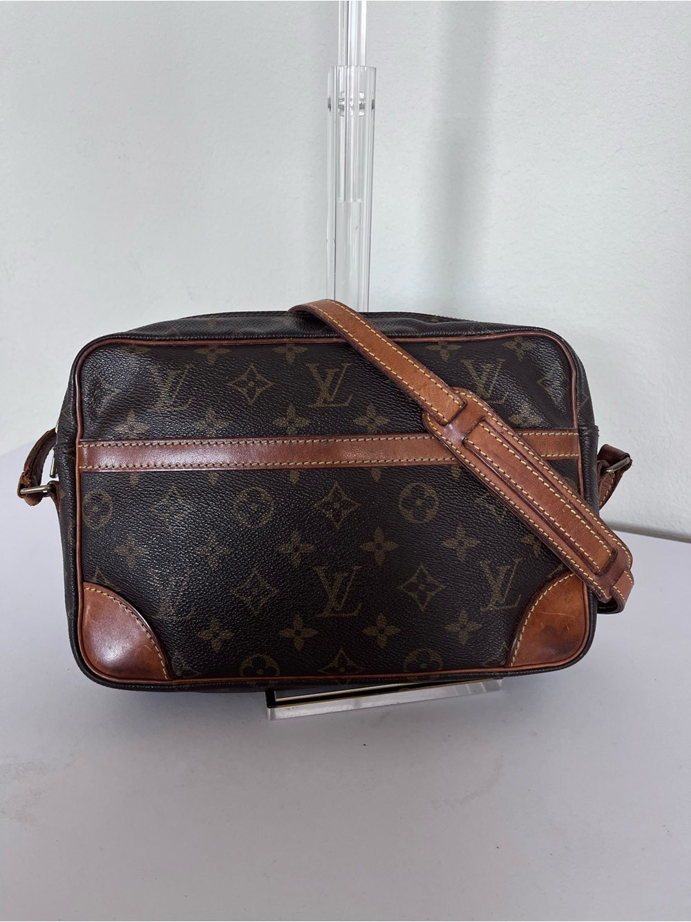 LOUIS VUITTON TROCADERO 27 MONOGRAM SHOULDER BAG.